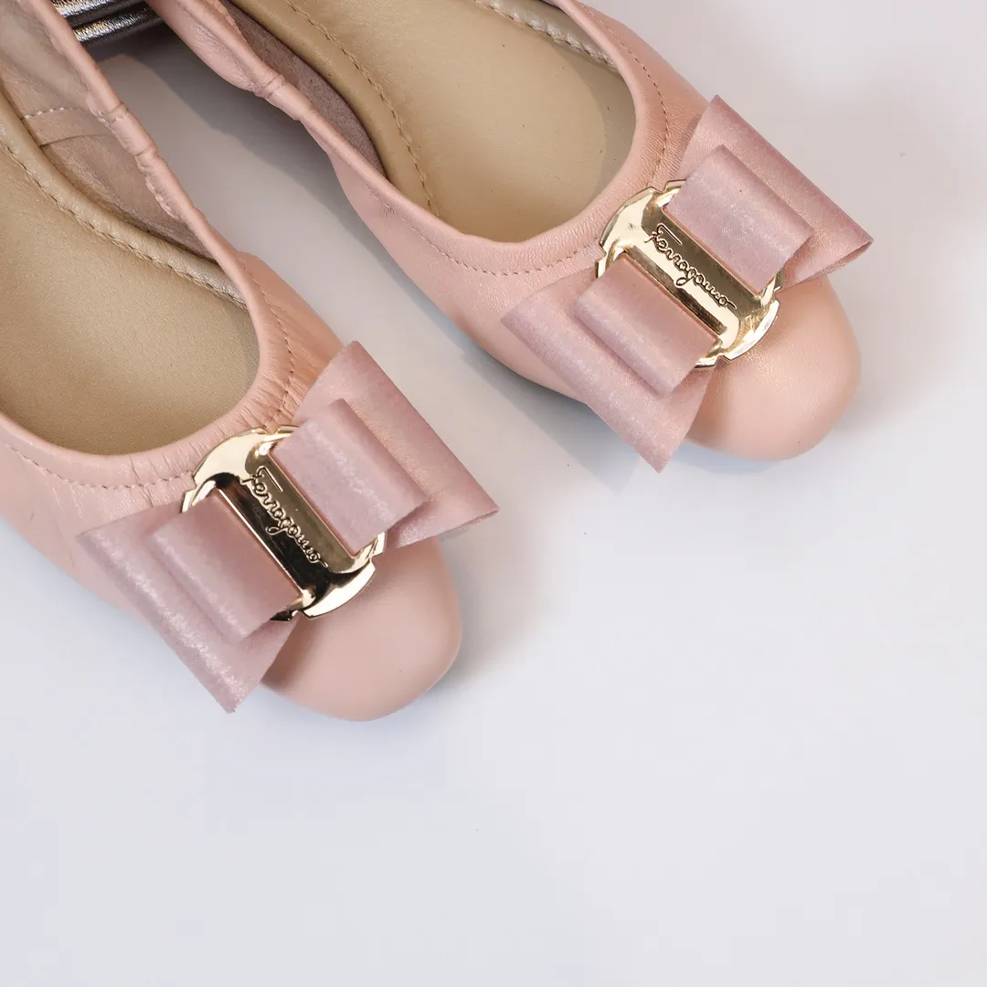 👟👟Ex-factory price 360👟👟 Early spring new style Salvatore Ferragamo hot style small square toe egg roll shoes [wit] 5mm high elastic latex, so soft you want to cry❗️The toe is equipped with Ferragamo's signature hardware butterfly🦋 buckle. Newly opened mold and upgraded outsole, 1cm heel is comfortable and not tiring. Upper: mixed sheepskin Inner pads: light goatskin (non-fading) Color: black, white, gun, red, burgundy, blue, pink Code number: 34-41